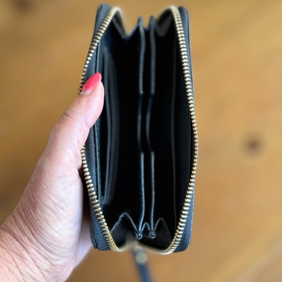 Michael Kors Wristlet Wallet Women. Great condition. Black with dark brown. - Picture 3 of 11